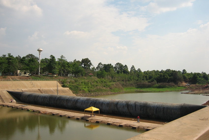 This rubber dam with L=93m, H=4.15m in Thailand, built originally by an oversea company, was rebuilt by BIC on March 9th, 2009 since it was damaged after running for four years only.
